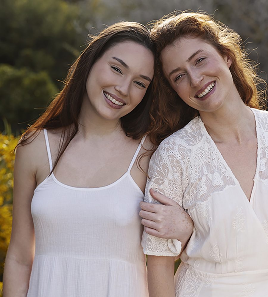 mujeres-sonrientes-tiro-medio-posando-al-aire-libre