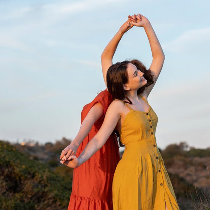 tiro-medio-mujeres-bailando-al-aire-libre